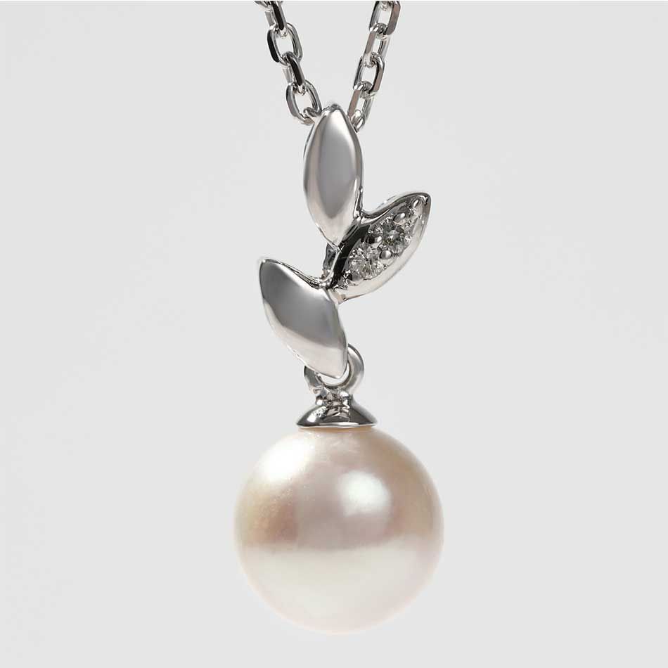 Pearl pendant necklace with 7.5mm Akoya pearl and small diamond on 45cm silver chain