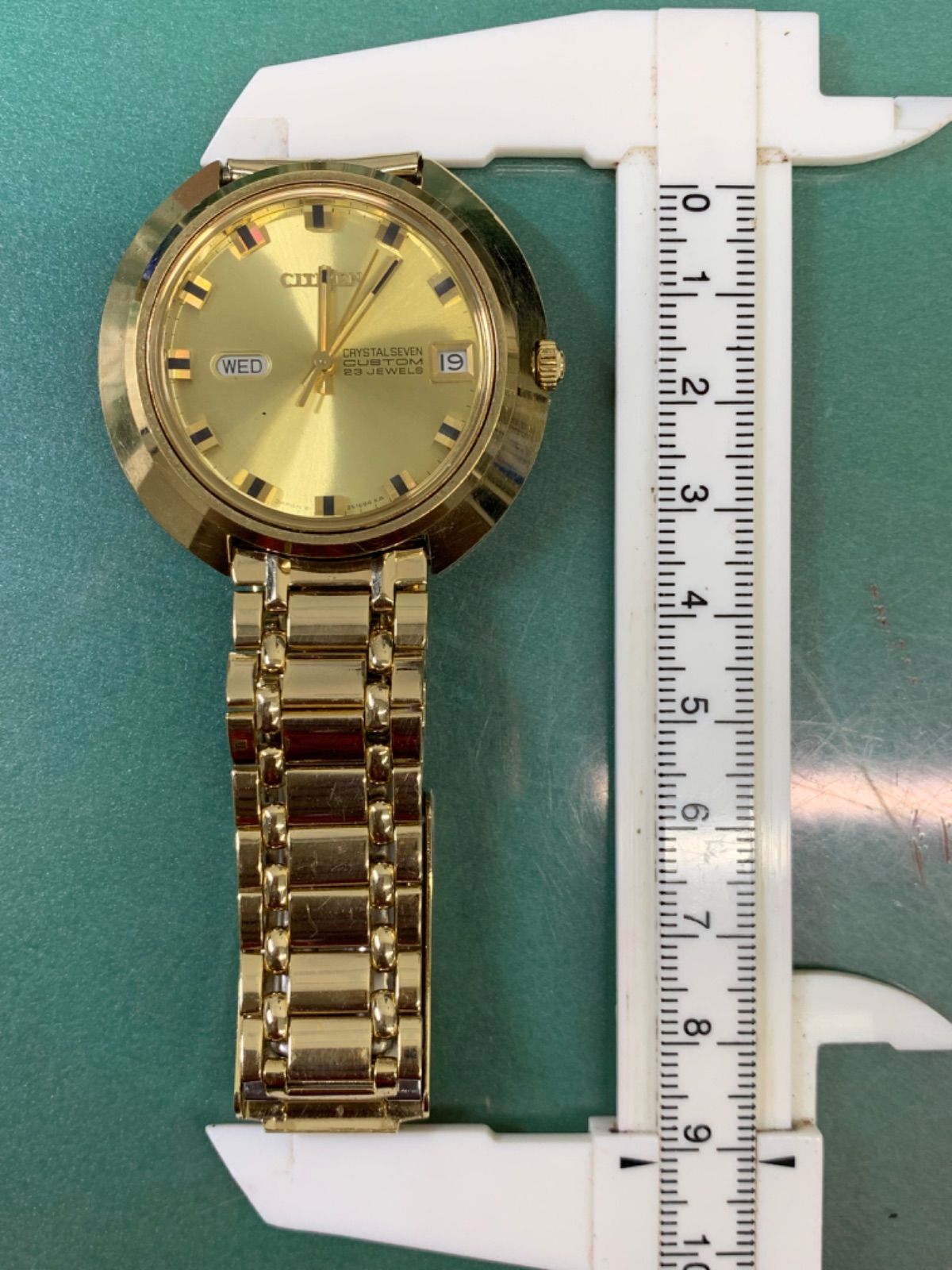Citizen CRYSTAL SEVEN CUSTOM 6-251684 automatic wristwatch with gold dial showing time and date