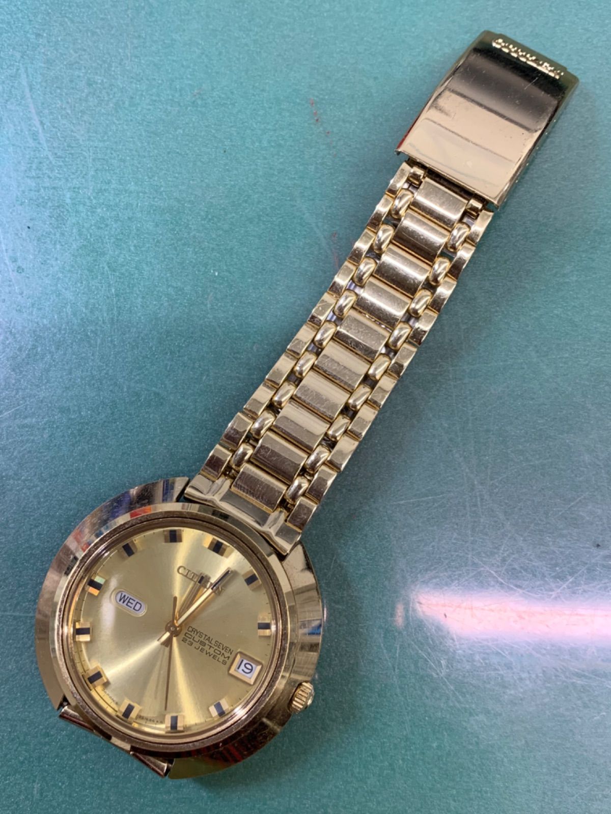 Citizen CRYSTAL SEVEN CUSTOM 6-251684 automatic wristwatch with gold dial showing time and date