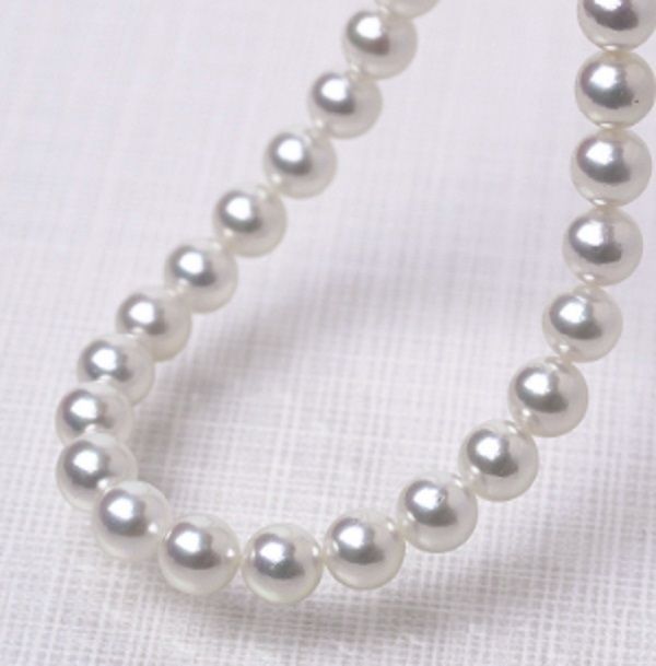 Akoya pearl necklace featuring 7.5 to 8mm round pearls with thick wrap and certification