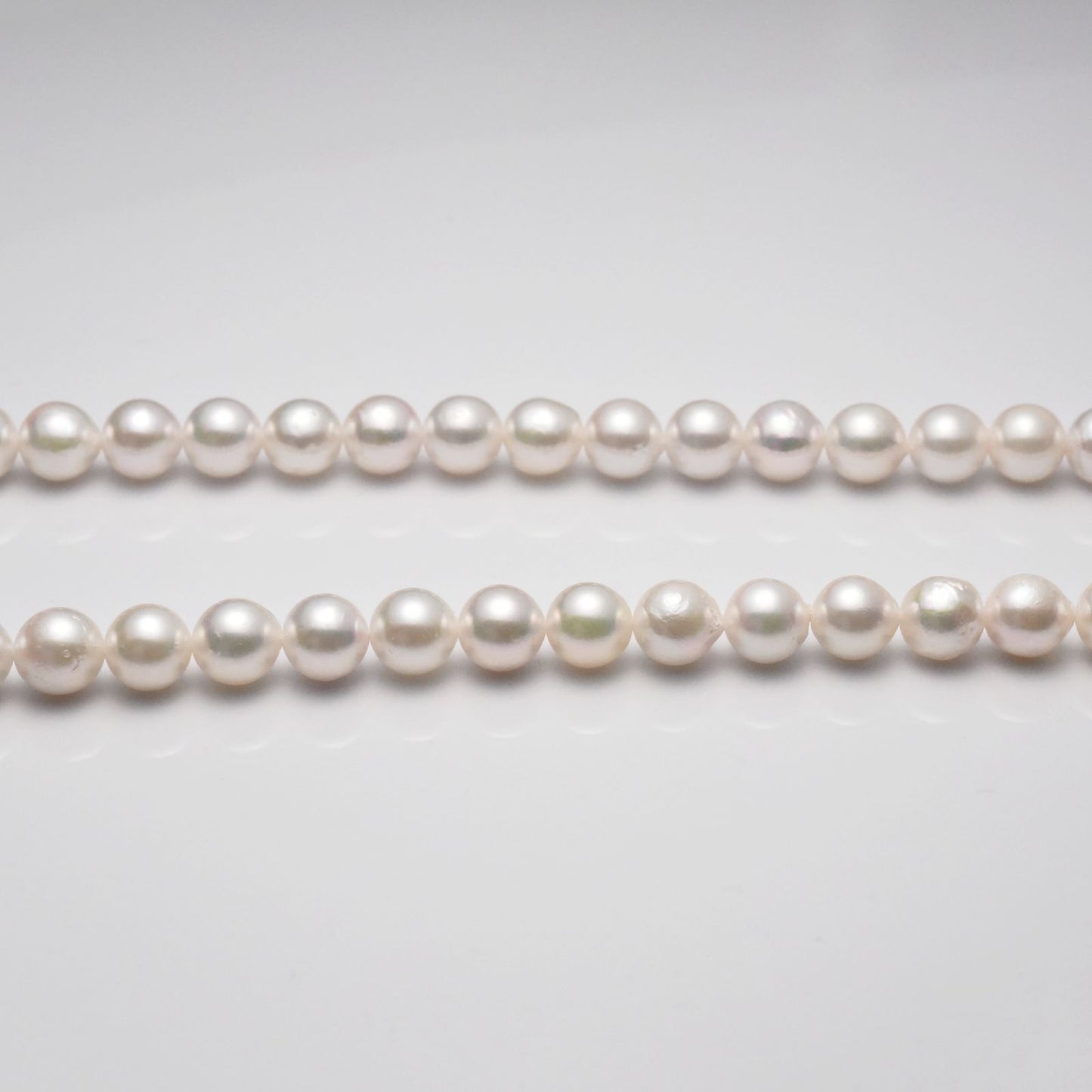 Akoya pearl necklace with 7.5-8mm white pearls and silver clasp measuring 42cm length