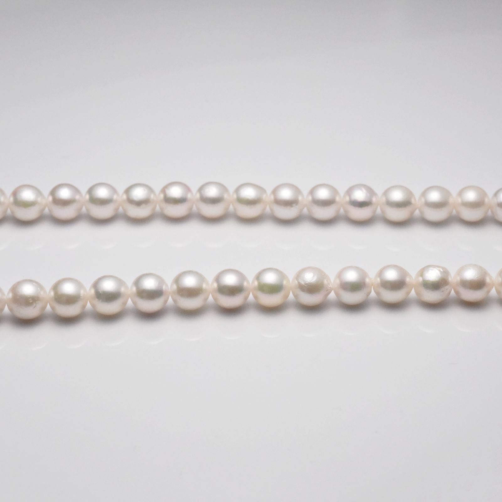 Akoya pearl necklace with 7.5-8mm white pearls and silver clasp measuring 42cm length