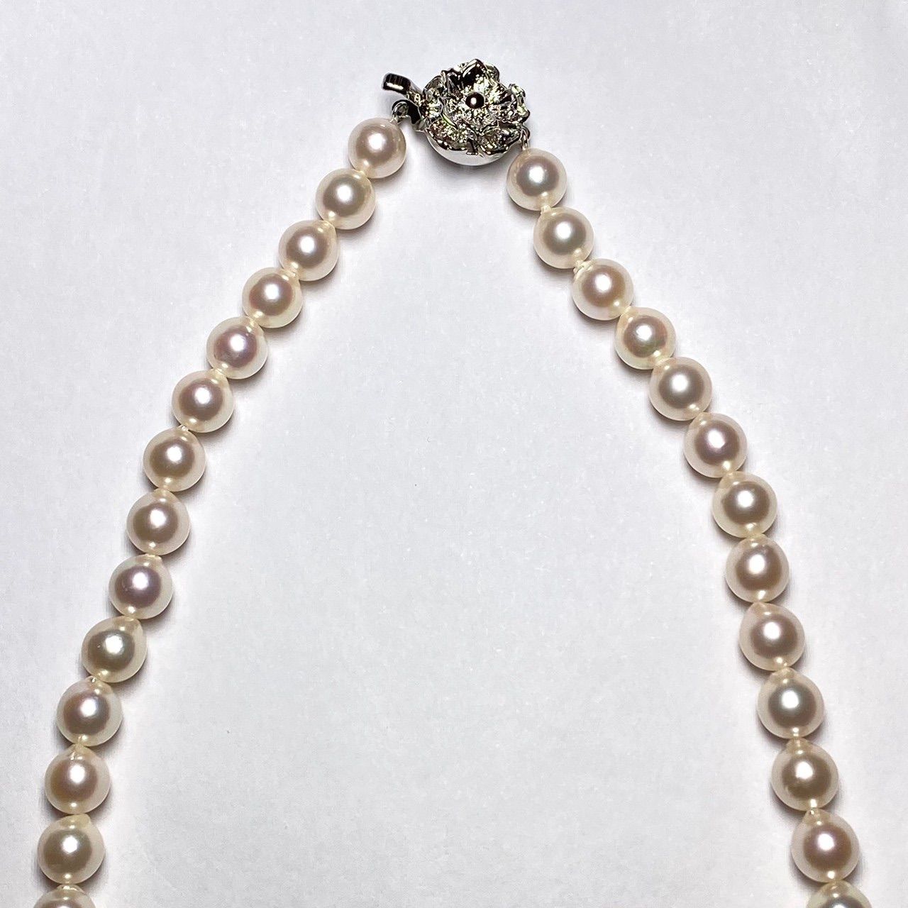 Akoya pearl necklace with 7.5-8.0mm white pearls, 42 cm length, displayed on a black velvet background