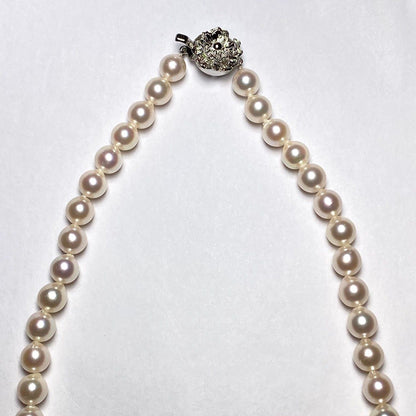 Akoya pearl necklace with 7.5-8.0mm white pearls, 42 cm length, displayed on a black velvet background