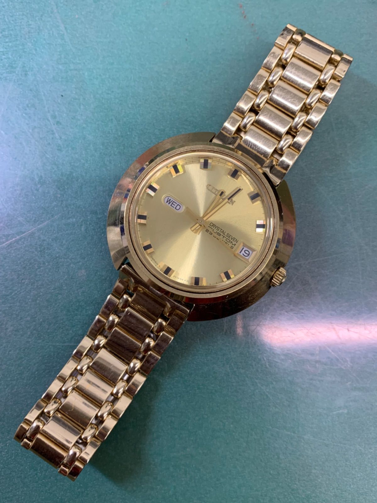 Citizen CRYSTAL SEVEN CUSTOM 6-251684 automatic wristwatch with gold dial showing time and date