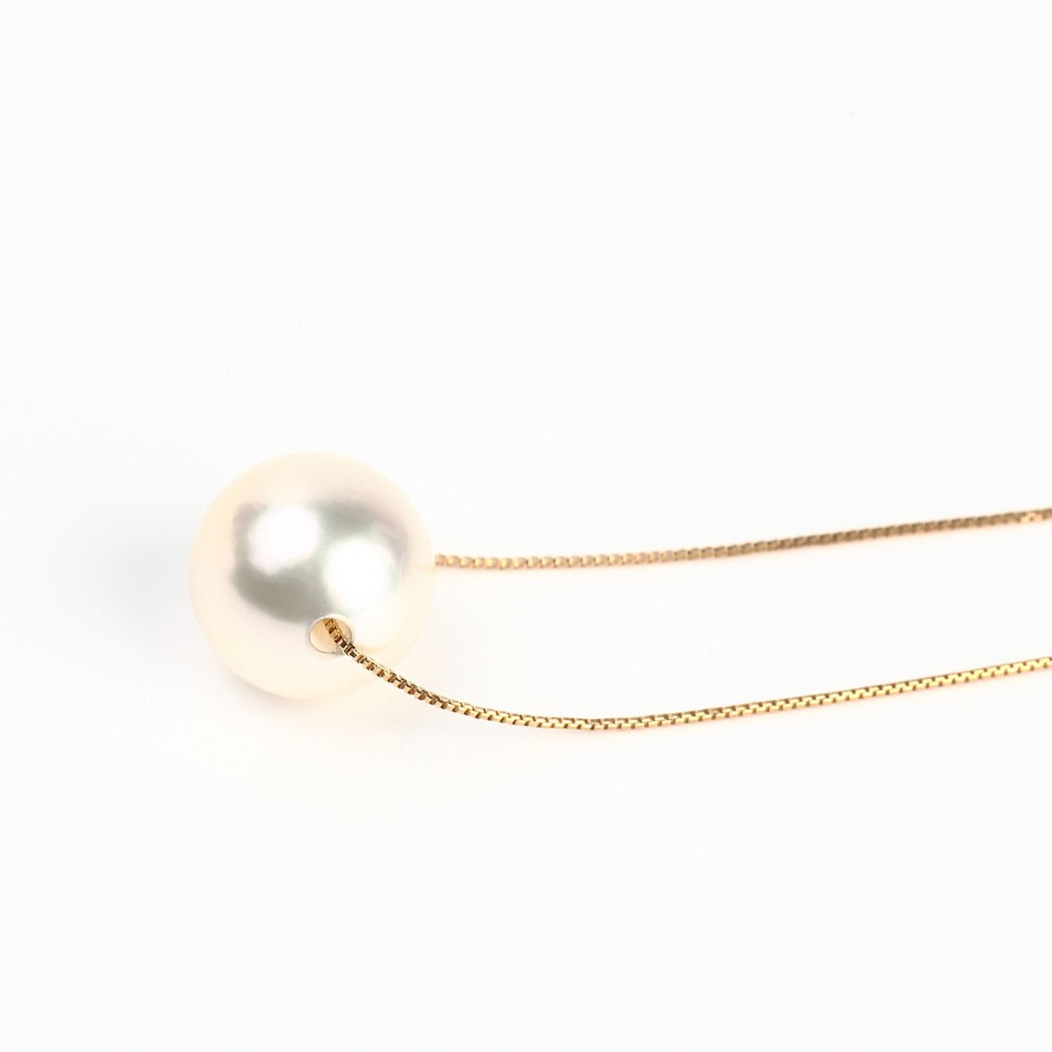 Akoya single pearl pendant necklace with 8.5mm pearl on 40cm yellow gold chain