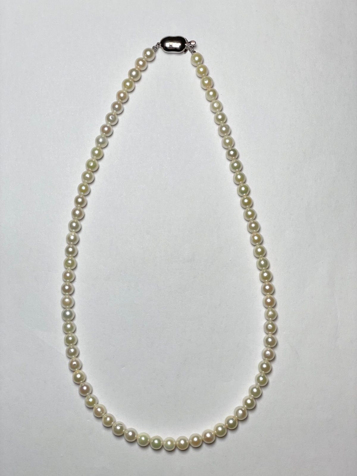 Akoya pearl necklace featuring 5.5-6.0mm pearls with a 42cm length on a white background