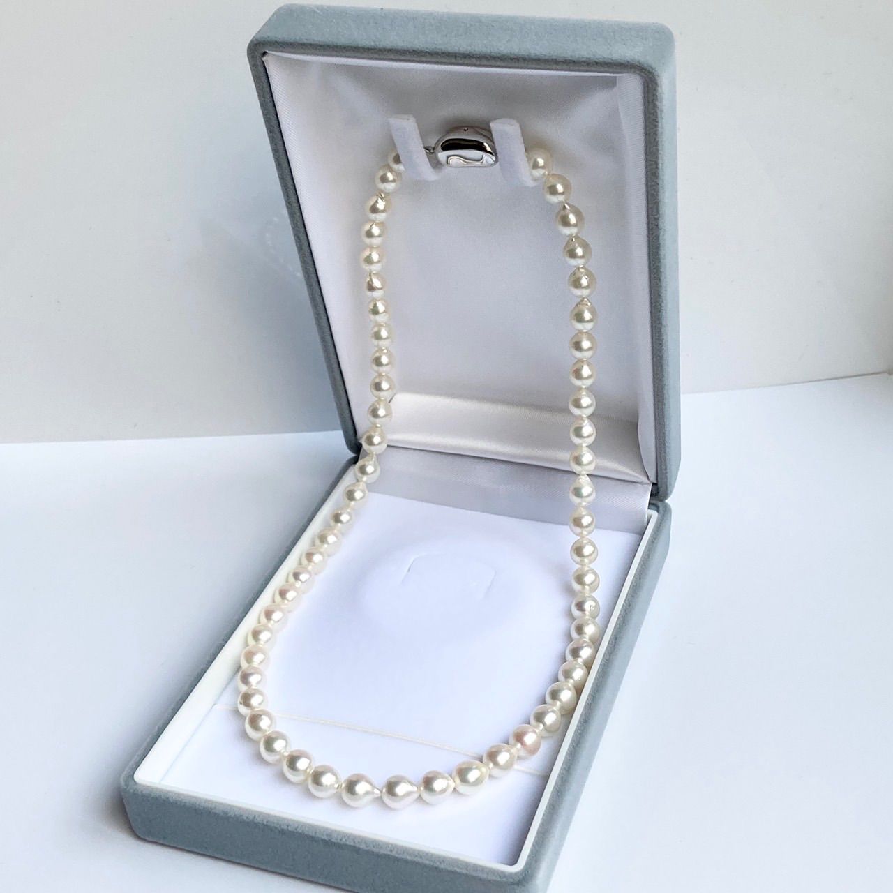 Akoya pearl necklace with 6.0-7.0mm white baroque pearls and silver clasp, 43cm length