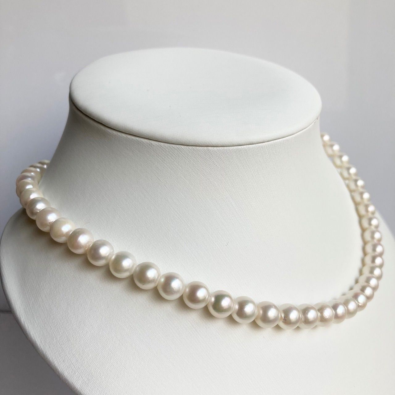 Akoya pearl necklace 43cm featuring 7.0-7.5mm round white pearls with silver clasp