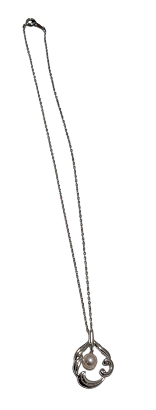 Silver necklace with pearl pendant measuring 2x2.8cm on a 40cm chain
