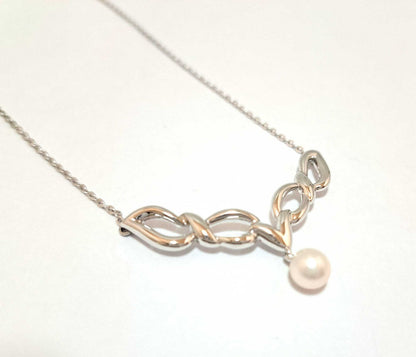 Mikimoto necklace with a 4 cm pearl and silver pendant on a 36 cm silver chain