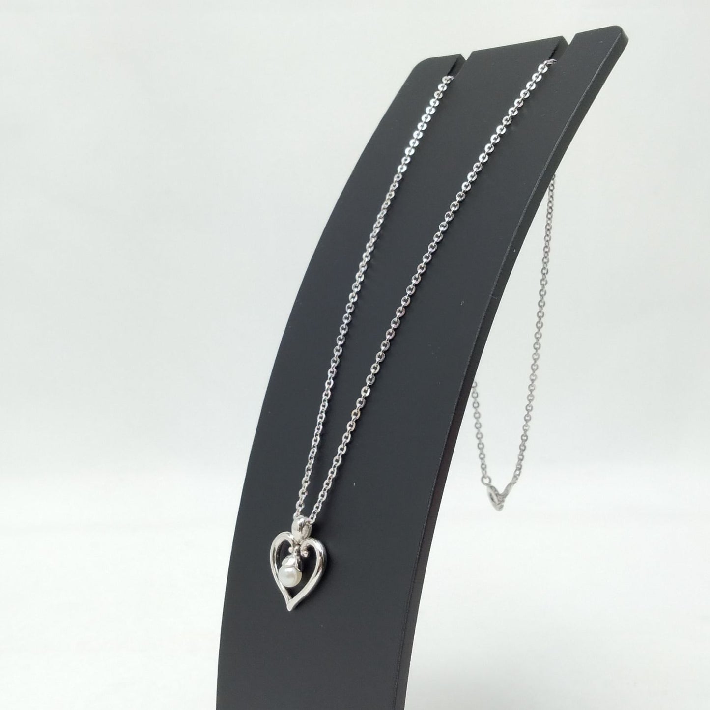 MIKIMOTO silver heart necklace with a 0.5cm pearl pendant and 19cm chain on white background