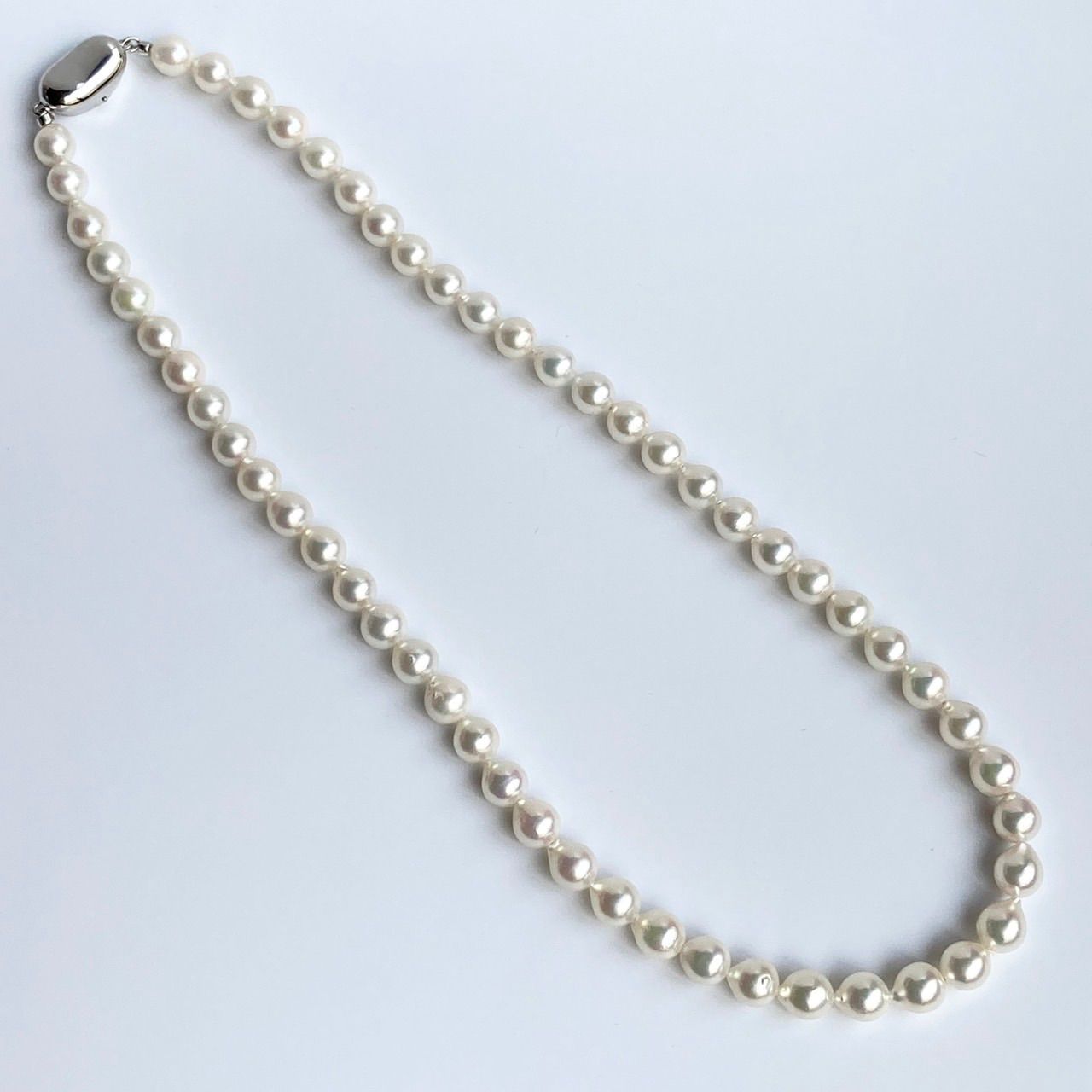 Akoya pearl necklace with 6.0-7.0mm white baroque pearls and silver clasp, 43cm length