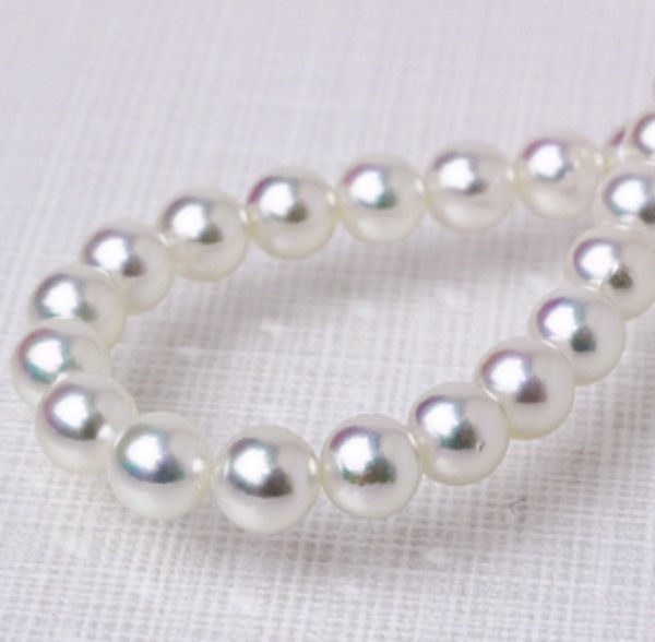 Akoya pearl necklace featuring 7.5 to 8mm round pearls with thick wrap and certification