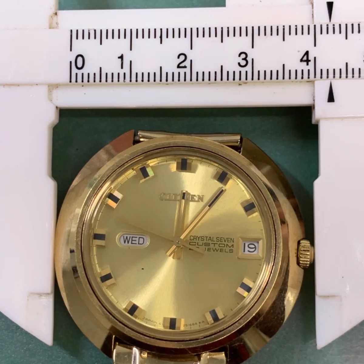 Citizen CRYSTAL SEVEN CUSTOM 6-251684 automatic wristwatch with gold dial showing time and date