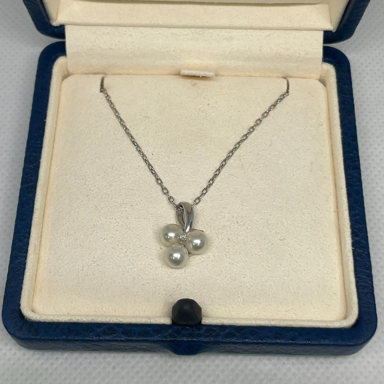 MIKIMOTO pearl necklace with 5mm Akoya pearls, 40cm white gold chain, and diamond pendant