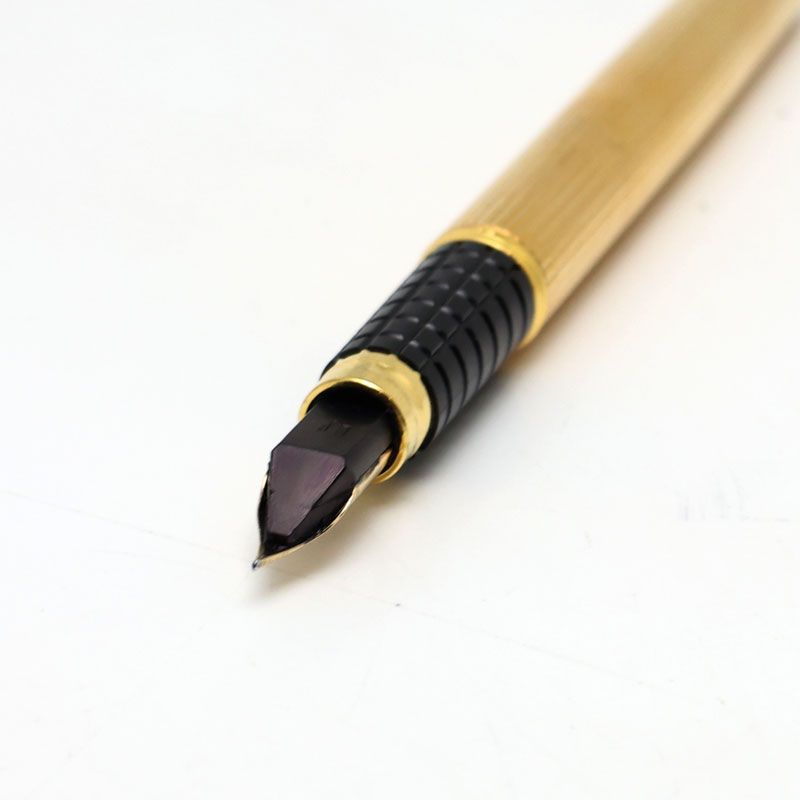 Waterman black and gold fountain pen with K18 nib, 14.2 cm length, 1.0 cm diameter