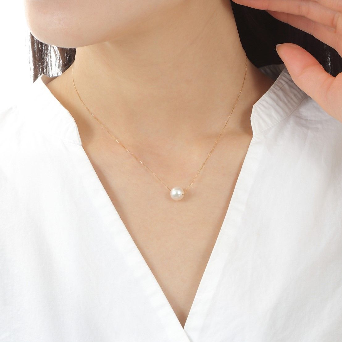 Akoya single pearl pendant necklace with 8.5mm pearl on 40cm yellow gold chain