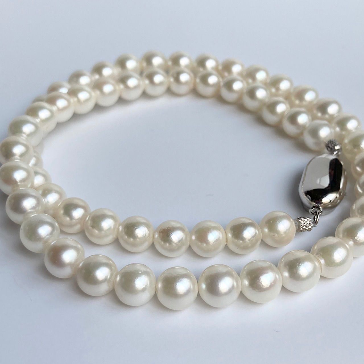 Akoya pearl necklace 43cm featuring 7.0-7.5mm round white pearls with silver clasp