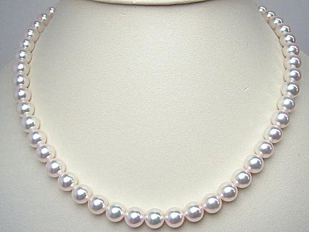 Akoya pearl necklace featuring 7.5 to 8mm round pearls with thick wrap and certification