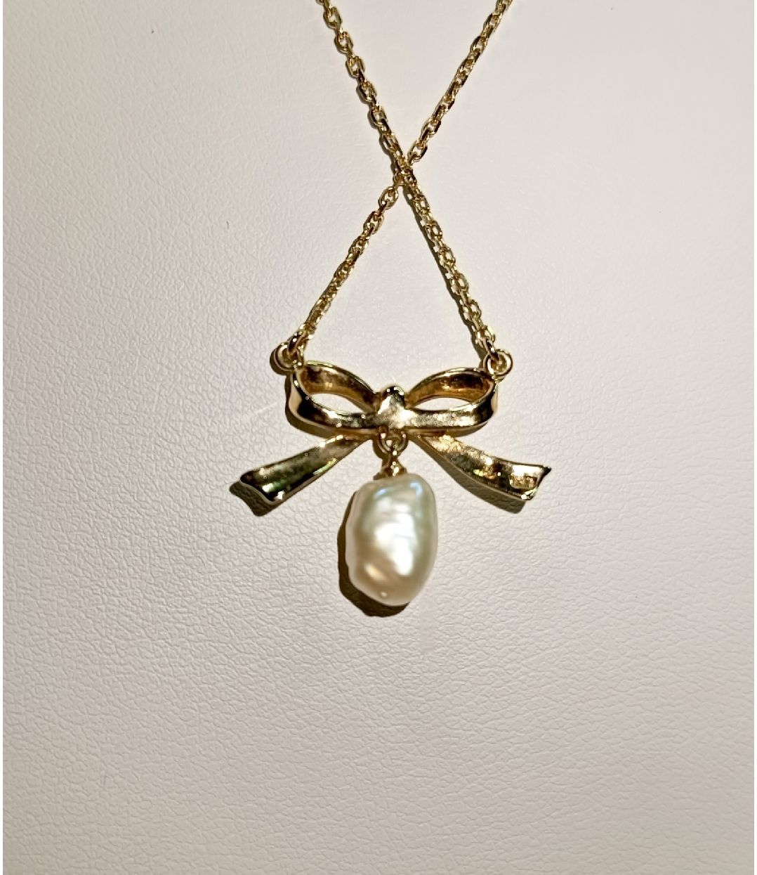 Mikimoto K14 gold necklace with ribbon motif and pearl charm, 37cm length