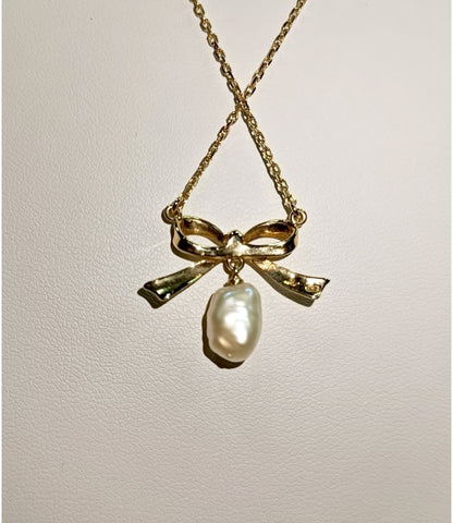 Mikimoto K14 gold necklace with ribbon motif and pearl charm, 37cm length