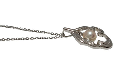 Silver necklace with pearl pendant measuring 2x2.8cm on a 40cm chain