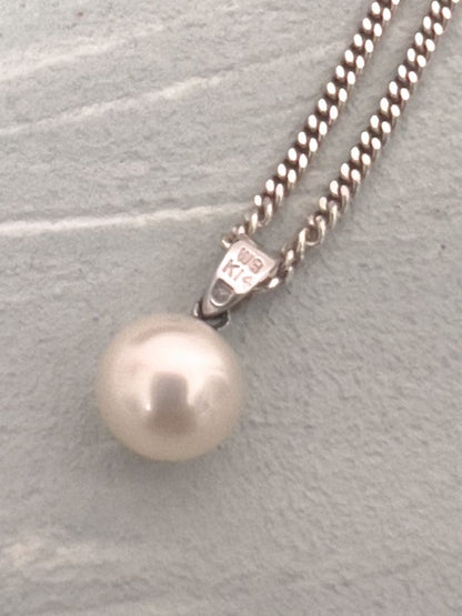 Akoya pearl necklace with 7.7mm pearls on a 41cm 925 silver chain and K14WG white gold accents