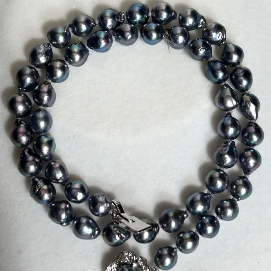 Blue Akoya pearl necklace featuring 8mm baroque pearls with silver metal fittings, 45.5cm length