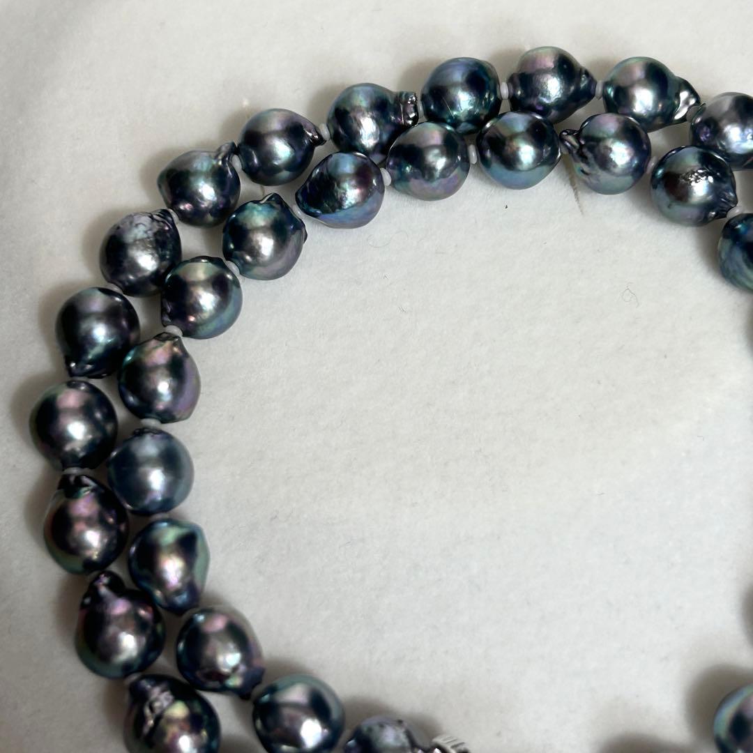 Blue Akoya pearl necklace featuring 8mm baroque pearls with silver metal fittings, 45.5cm length