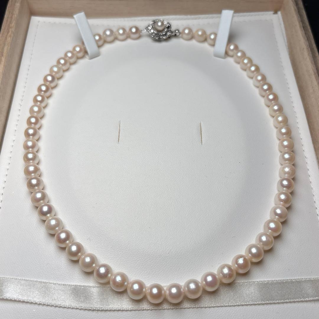 Akoya pearl necklace with 7.0-7.5mm round white pearls, 43cm length, teri wrapped with silver stamp