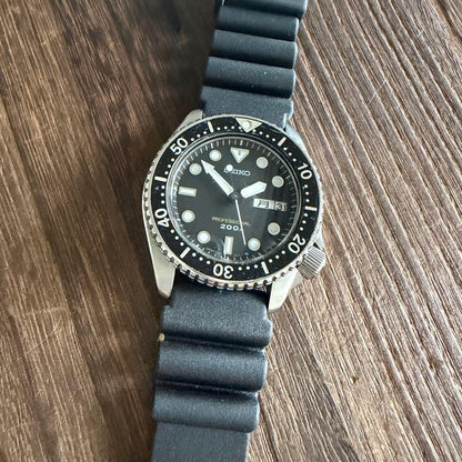 SEIKO Professional 200m Diver Quartz Men's Watch — Japanese