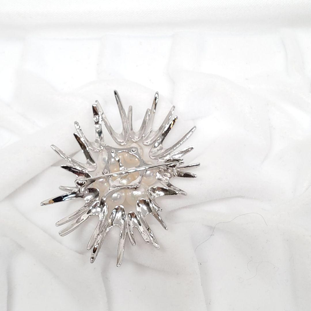 MIKIMOTO silver pearl brooch featuring 5.5 to 6.1 mm pearls and a 24 cm chain