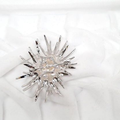 MIKIMOTO silver pearl brooch featuring 5.5 to 6.1 mm pearls and a 24 cm chain