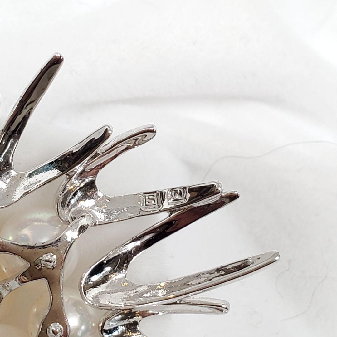 MIKIMOTO silver pearl brooch featuring 5.5 to 6.1 mm pearls and a 24 cm chain