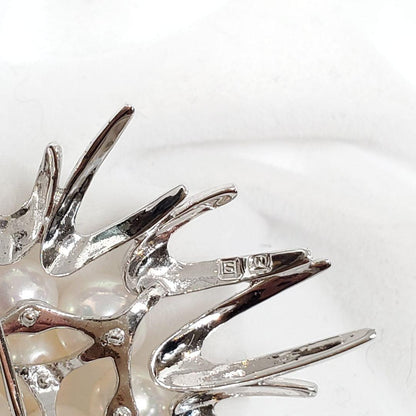 MIKIMOTO silver pearl brooch featuring 5.5 to 6.1 mm pearls and a 24 cm chain