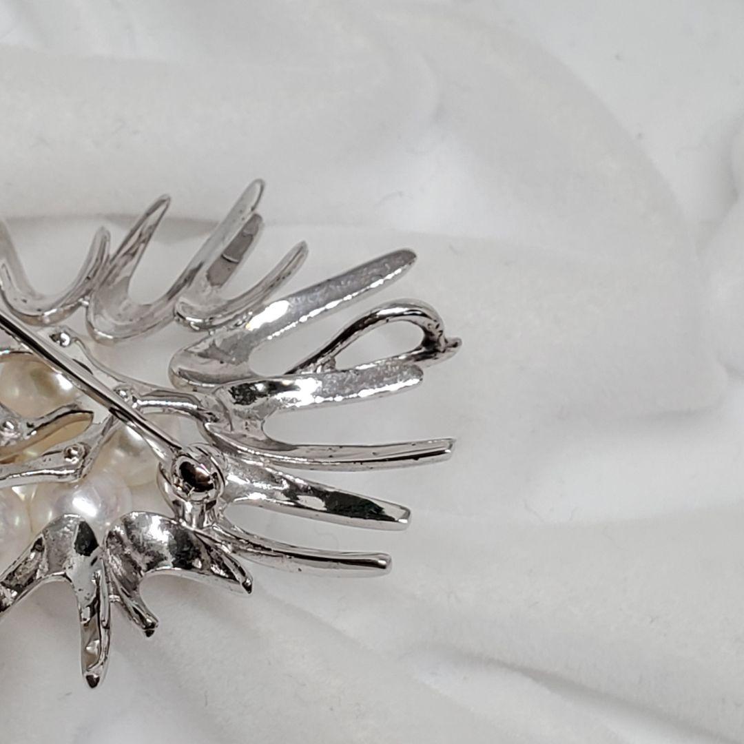 MIKIMOTO silver pearl brooch featuring 5.5 to 6.1 mm pearls and a 24 cm chain