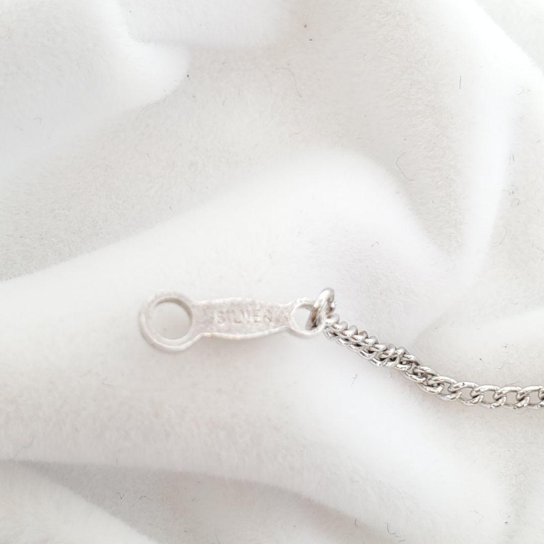 MIKIMOTO silver pearl brooch featuring 5.5 to 6.1 mm pearls and a 24 cm chain