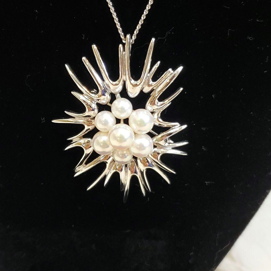 MIKIMOTO silver pearl brooch featuring 5.5 to 6.1 mm pearls and a 24 cm chain