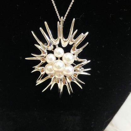 MIKIMOTO silver pearl brooch featuring 5.5 to 6.1 mm pearls and a 24 cm chain