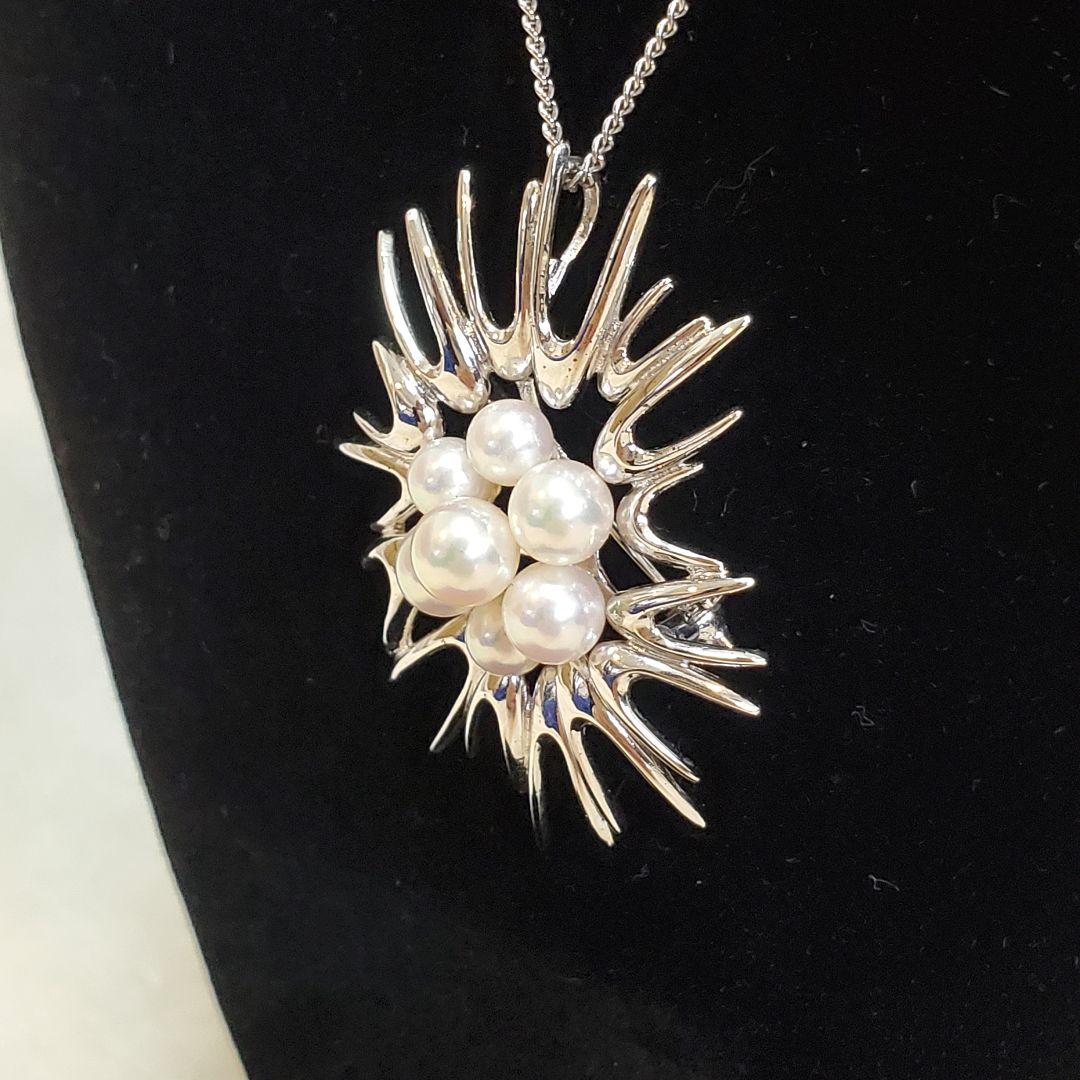MIKIMOTO silver pearl brooch featuring 5.5 to 6.1 mm pearls and a 24 cm chain
