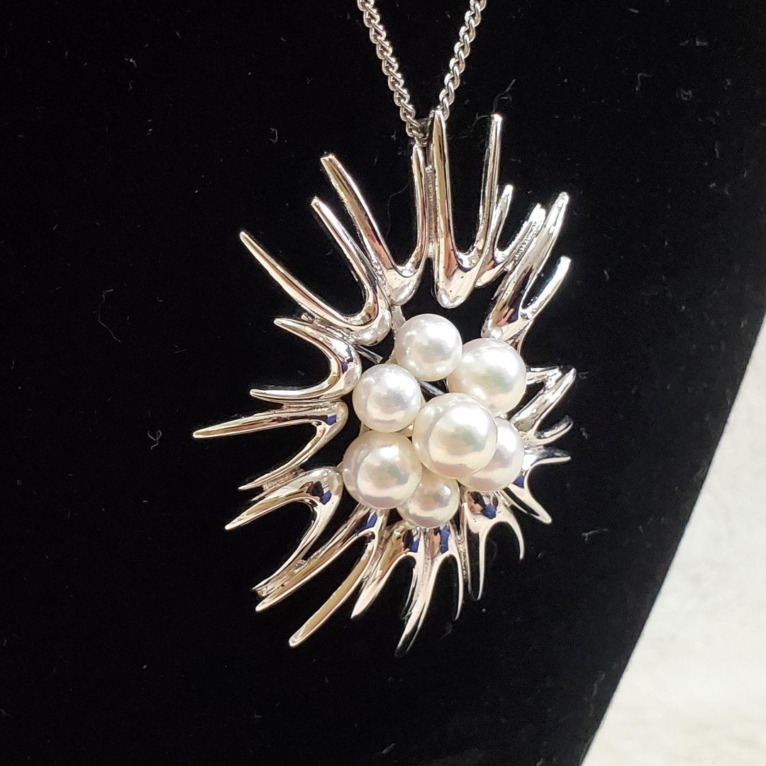 MIKIMOTO silver pearl brooch featuring 5.5 to 6.1 mm pearls and a 24 cm chain