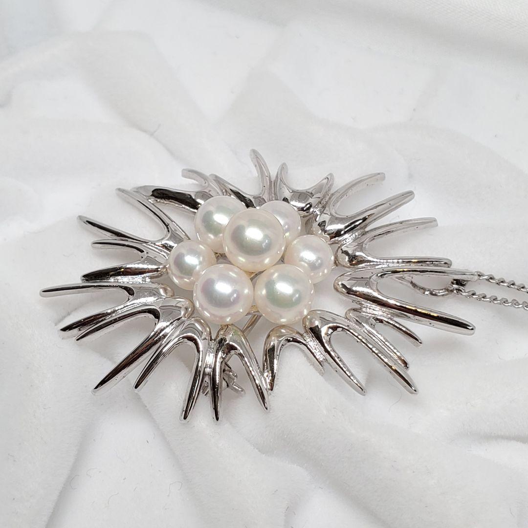 MIKIMOTO silver pearl brooch featuring 5.5 to 6.1 mm pearls and a 24 cm chain