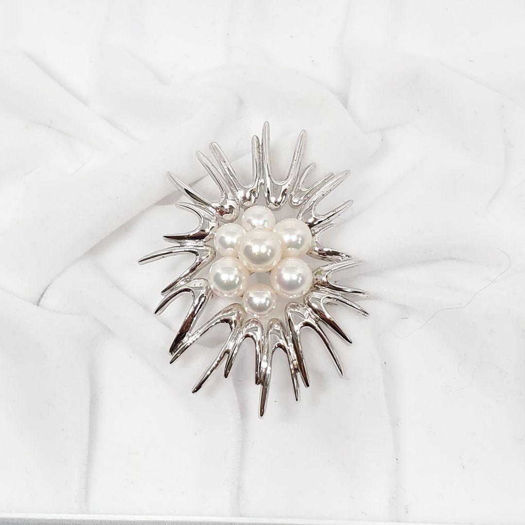 MIKIMOTO silver pearl brooch featuring 5.5 to 6.1 mm pearls and a 24 cm chain