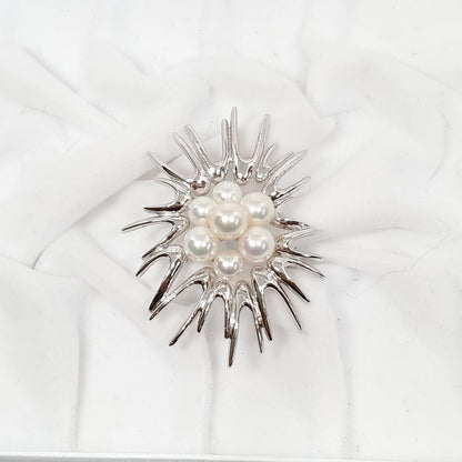 MIKIMOTO silver pearl brooch featuring 5.5 to 6.1 mm pearls and a 24 cm chain