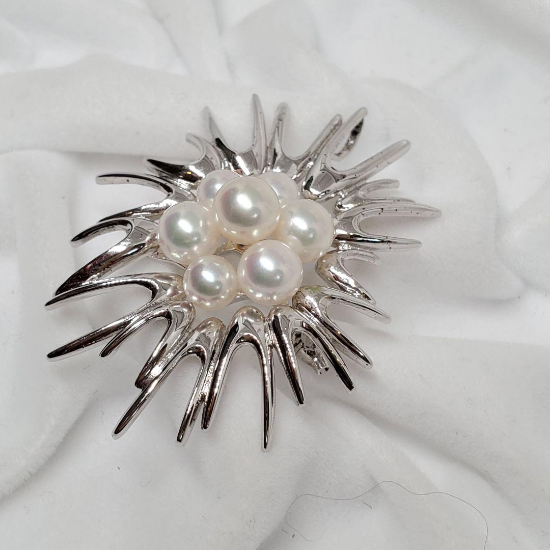 MIKIMOTO silver pearl brooch featuring 5.5 to 6.1 mm pearls and a 24 cm chain
