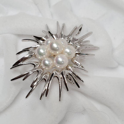 MIKIMOTO silver pearl brooch featuring 5.5 to 6.1 mm pearls and a 24 cm chain