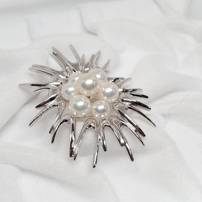MIKIMOTO silver pearl brooch featuring 5.5 to 6.1 mm pearls and a 24 cm chain