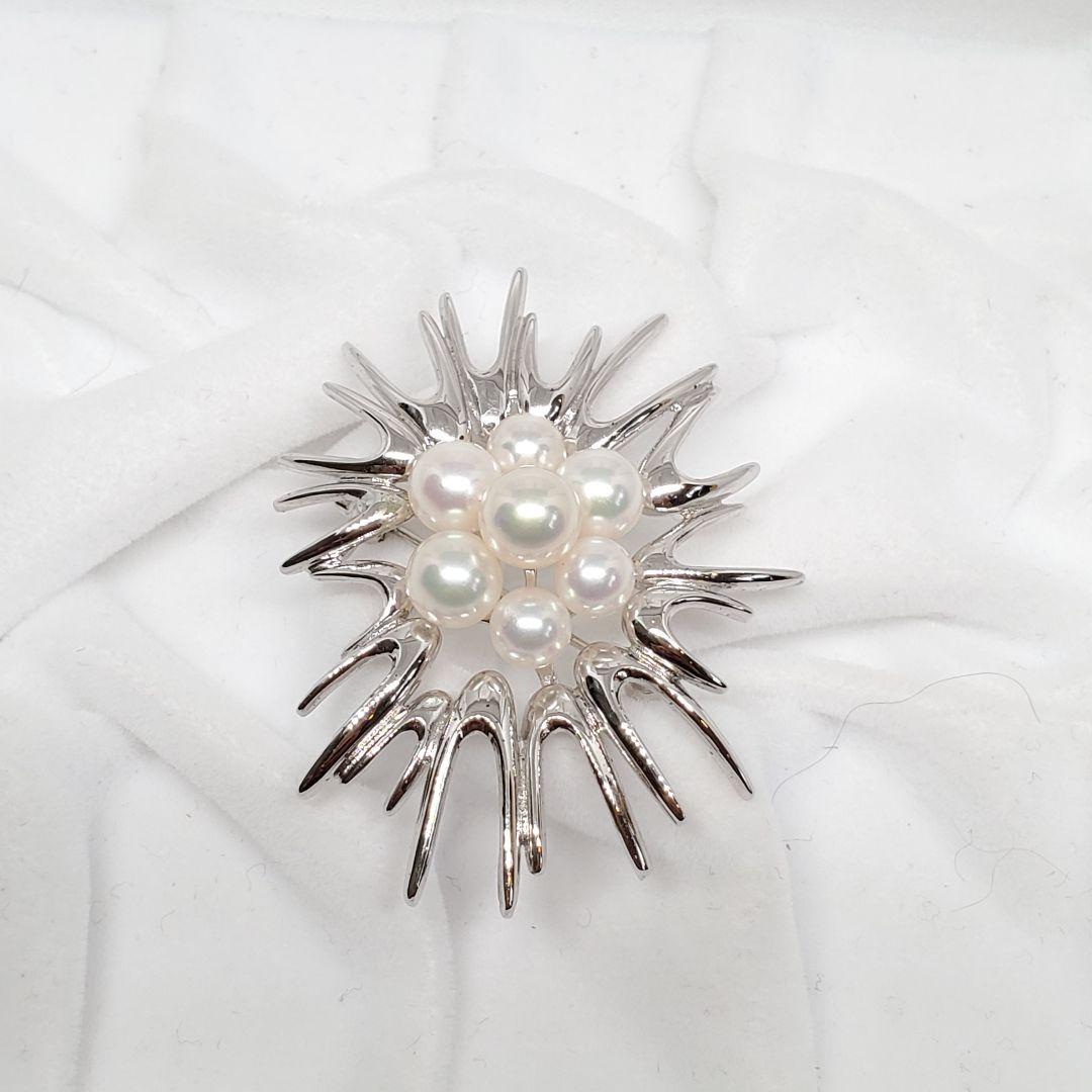 MIKIMOTO silver pearl brooch featuring 5.5 to 6.1 mm pearls and a 24 cm chain