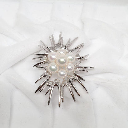 MIKIMOTO silver pearl brooch featuring 5.5 to 6.1 mm pearls and a 24 cm chain